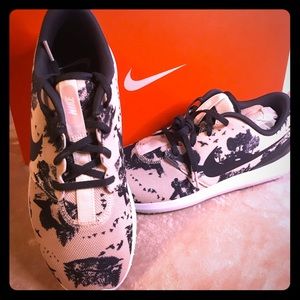 Brand New Nike Golf Shoes! Size 9 Pink and Black